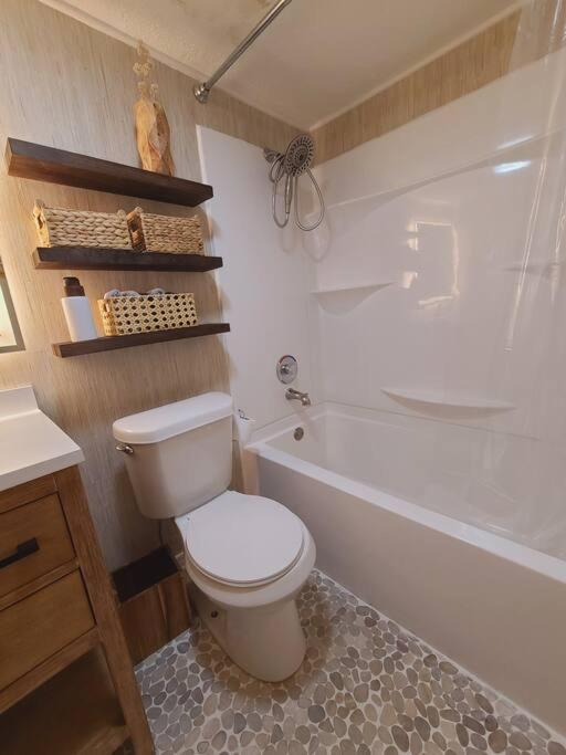 Centrally Located In Rogers And Bentonville! -Private Rooms Exterior photo